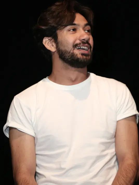 Aktor kelahiran Bogor 29 tahun silam itu mengaku bangga bisa kembali bermain dengan Adina. Bahkan mengaku jatuh cinta bisa kembali main film bareng Adina, lewat produksi Legacy Pictures tersebut. (Galih W. Satria/Bintang.com)