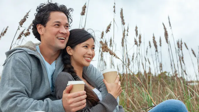 couple romantis bahagia