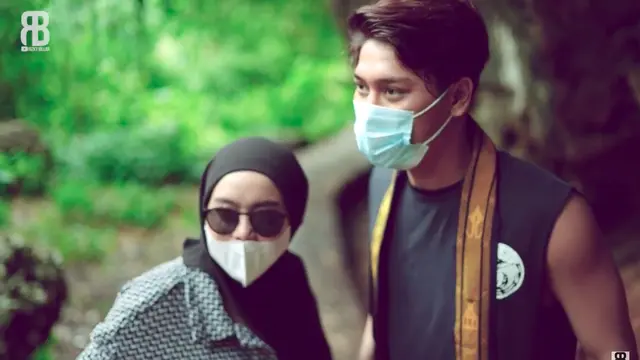 Momen Lesty Kejora dan Rizky Billar jadi Raja dan Permaisuri Sehari di Pulau Sumba. (Sumber: YouTube/Rizky Billar)