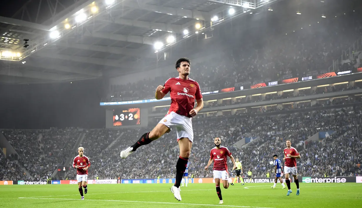Harry Maguire sukses menjadi penyelamat Manchester United di markas FC Porto. Turun sebagai pemain pengganti, mantan kapten Setan Merah ini mencetak gol yang menghindarkan MU dari kekalahan. (AFP/Miguel Riopa)