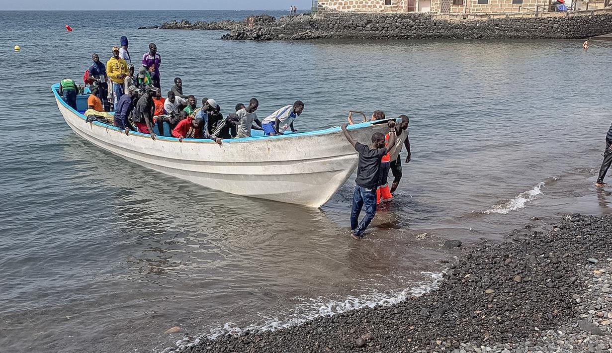 Sebuah kapal yang membawa 41 migran yang berangkat dari Senegal mendarat di Kepulauan Canary, Spanyol, demikian disampaikan layanan darurat pada Kamis, sementara tim penyelamat terus mencari tiga kapal lainnya yang hilang dari Senegal. (Handout / SPANISH RED CROSS / AFP)