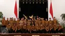 Presiden Joko Widodo berpose bersama Persib Bandung di Istana Negara, Jakarta, Senin (19/10/2015). Tim berjuluk Maung Bandung tersebut tampil full team saat menyambangi Istana Kepresidenan. (Liputan6.com/Faizal Fanani)