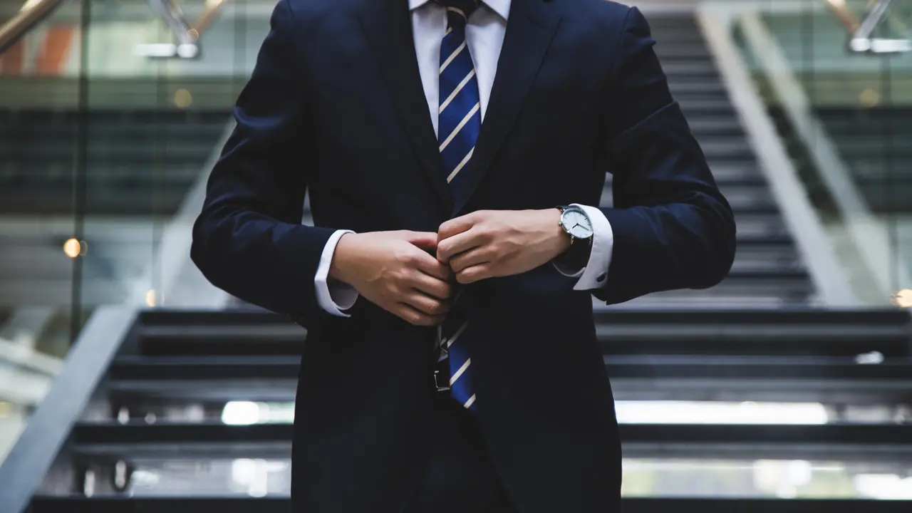 Setelas jas terbuat dari kumis pria, seperti apa?/unsplash Hunters