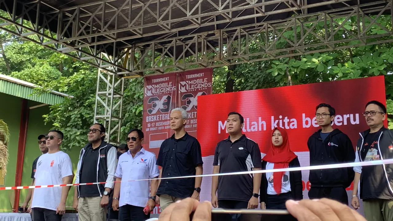 Calon presiden (capres) nomor urut 3 Ganjar Pranowo membuka acara turnamen olahraga Piala Ganjar-Mahfud di pertandingan e-sport Mobile Legend dan turnamen bola basket di Bekasi, Jawa Barat, Sabtu (16/12/2023).