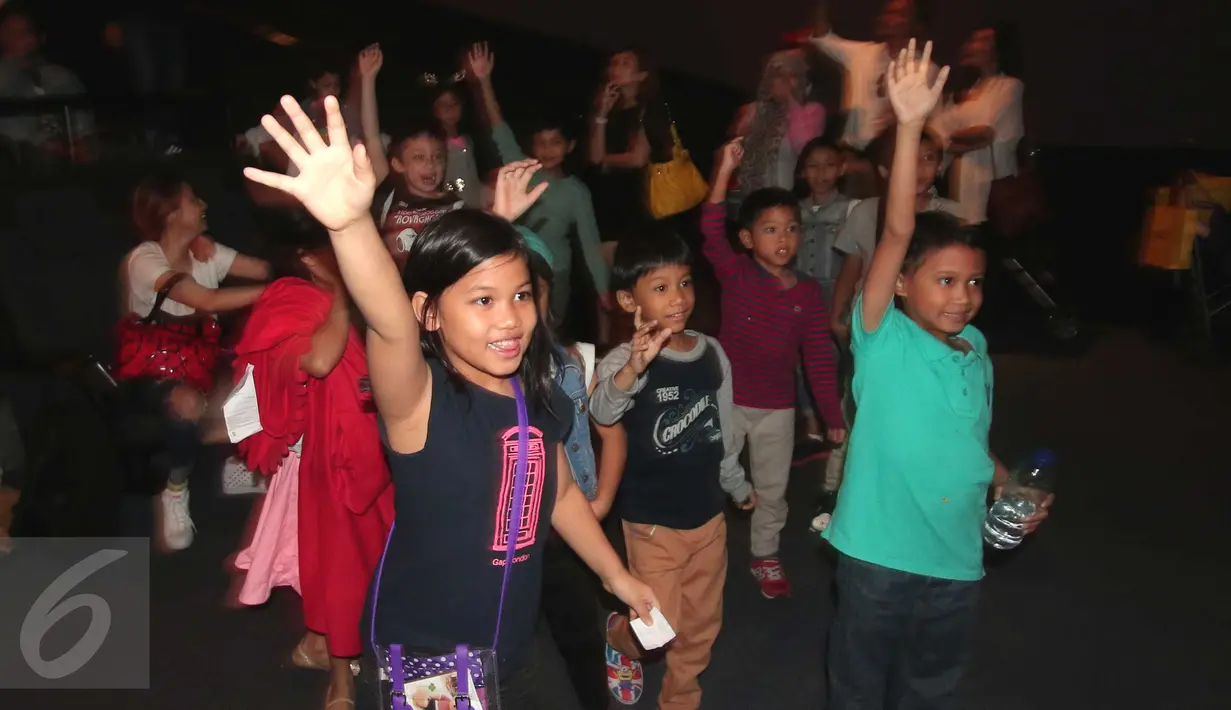 Sejumlah anak tampak antusias saat mengikuti acara game usai nobar Peanut Snoopy di Blitz Megaplex, Jakarta, Sabtu (12/12/2015). Nonton bareng tersebut diselenggarakan oleh Cinemaholic Liputan6.com bekerjasama dengan Lipton. (Liputan6.com/Angga Yuniar)
