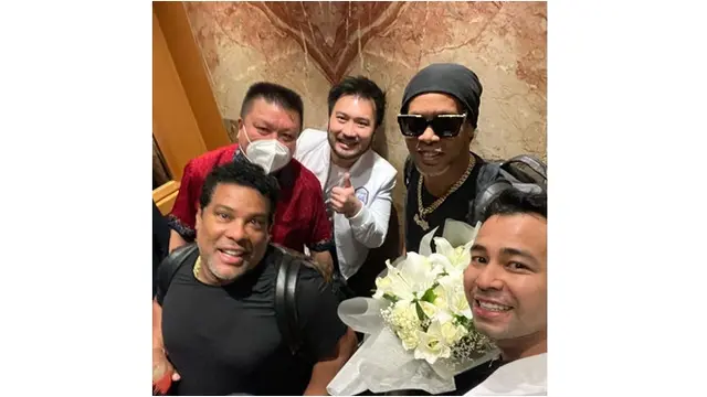 6 Potret Raffi Ahmad Jemput Ronaldinho di Bandara Soetta, Disambut Meriah