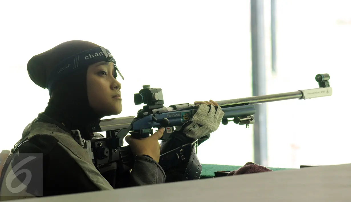 Petembak Indonesia, Maharani Ardi berkonsemtrasi jelang laga Final 50m RIFLE 3 positions  women di Kejuaraan Menembak se-Asia Tenggara di Jakarta, Senin (23/11/2015). Maharani menempati   posisi enam dengan 383.3 poin. (Liputan6.com/Helmi Fithriansyah)