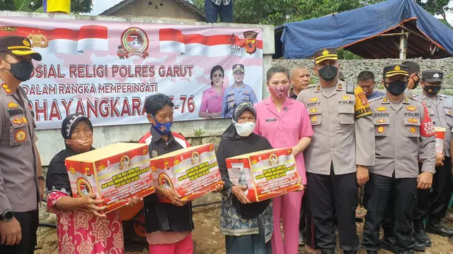 Dipimpin Kapolres Garut AKBP Wirdhanto Hadicaksono bersama beberapa perwakilan warga Kampung Babakan Abid, Kelurahan Kota Wetan, Kecamatan Garut Kota di sela-sela penyambut HUT Bhayangkara 2022. (Liputan6.com/Jayadi Supriadin)