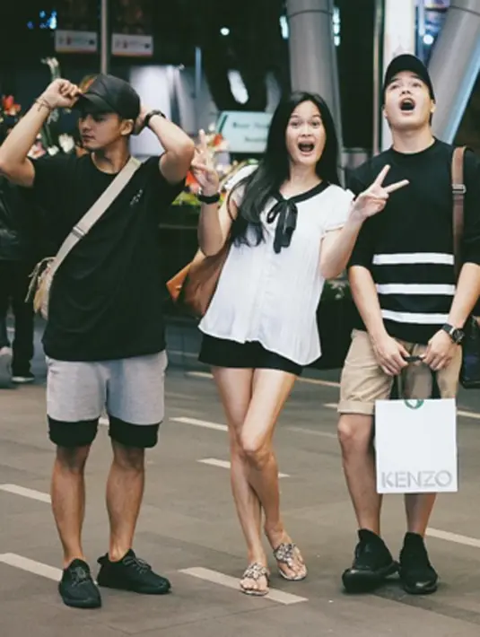 Ricky Harun juga berhasil mengabadikan momen bersama sang ibunda Donna Harun dan sang adik Jeje Soekarno, mereka nampak serasi dan kompak dalam keseruan liburan keluarga.  (via instagram@rickyharun/Bintang.com)