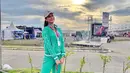 Putri Indonesia 2020 Ayu Maulida juga tak mau ketinggalan momen MotoGP, dia tampil sporty chic kenakan setelan sportwear warna hijau tosca plus sneaker saat mengunjungi area sirkuit Mandalika. (Instagram/ayumaulida97).