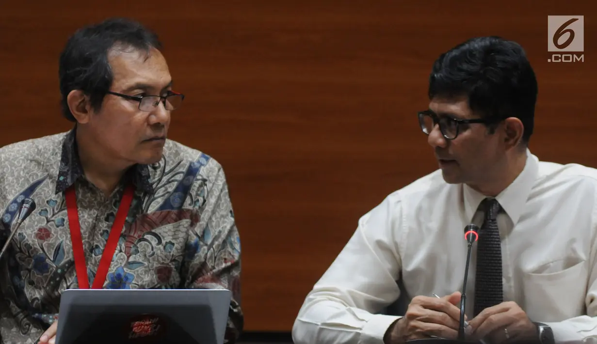 Wakil Ketua KPK Laode Muhammad Syarif (kanan) didampingi Wakil Ketua KPK Saut Situmorang memberi keterangan di Gedung KPK, Jakarta, Senin (10/6/2019). KPK menetapkan Sjamsul Nursalim dan istrinya Itjih Nursalim sebagai tersangka kasus korupsi SKL BLBI. (merdeka.com/Dwi Narwoko)