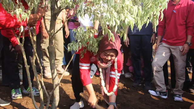 Penaman pohon peneduh di Obyek Wisata Lembah Silangit, Patemon, Purbalingga, oleh Bupati Purbalingga, Dyah Hayuning Pratiwi. (Liputan6.com/Muhamad Ridlo)