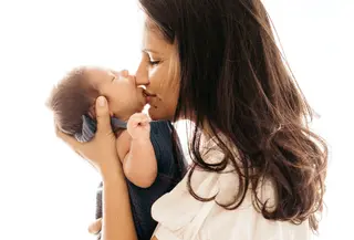 Ilustrasi new mon yang sedang mencium bau mulut bayi. (Foto: Unsplash/Jonathan Borba)