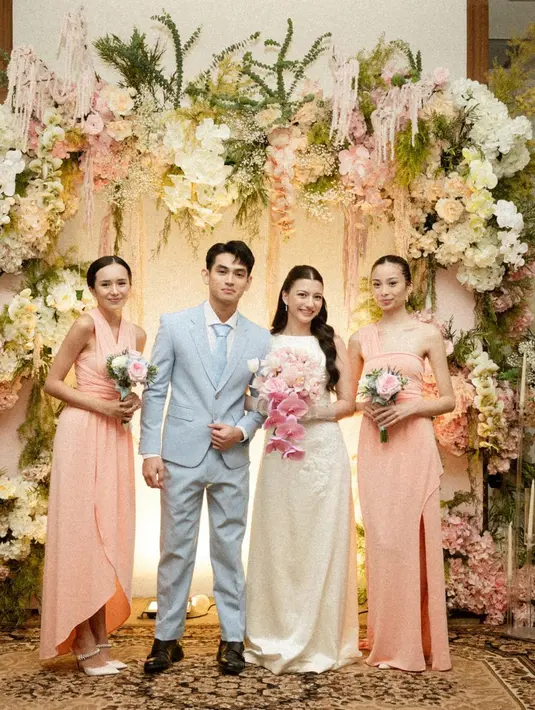 Beby Tsabina mengenakan sebuah crossing gown berwarna pink dengan desain klasik bak dewi Yunani. [Foto: Instagram/bebytsabina]