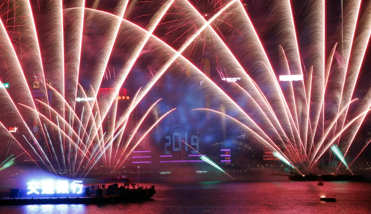 Pesta kembang api menyemarakkan perayaan malam Tahun Baru 2019 di atas Pelabuhan Victoria, Hong Kong, Selasa (1/1). (AP Photo/Kin Cheung)