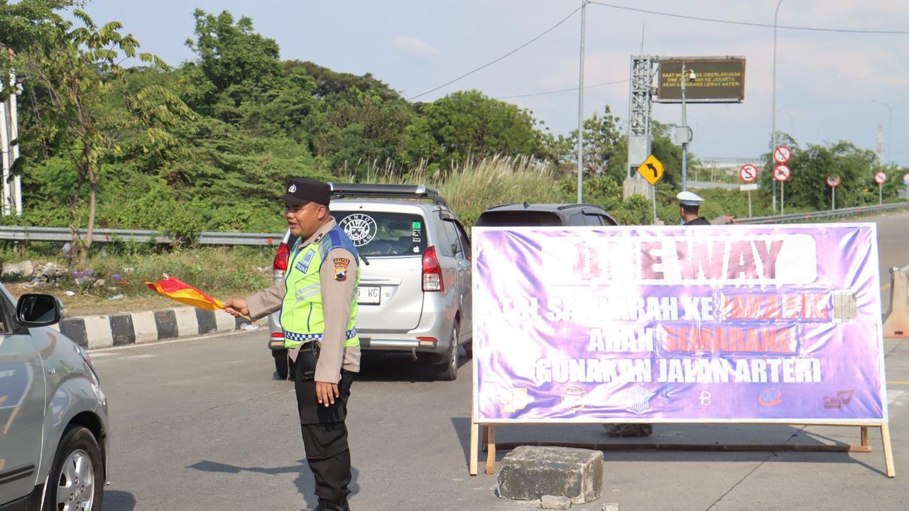 Pantauan arus balik di gerbang tol Gandulan, Pemalang, Jawa Tengah. (Foto: Liputan6.com/Polres Pemalang)