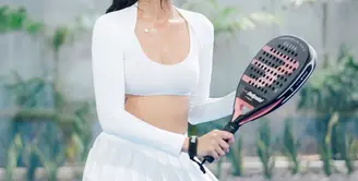 Setelah tenis, banyak artis Indonesia yang mulai beralih ke olahraga padel, termasuk Anya Geraldine [@anyageraldine]