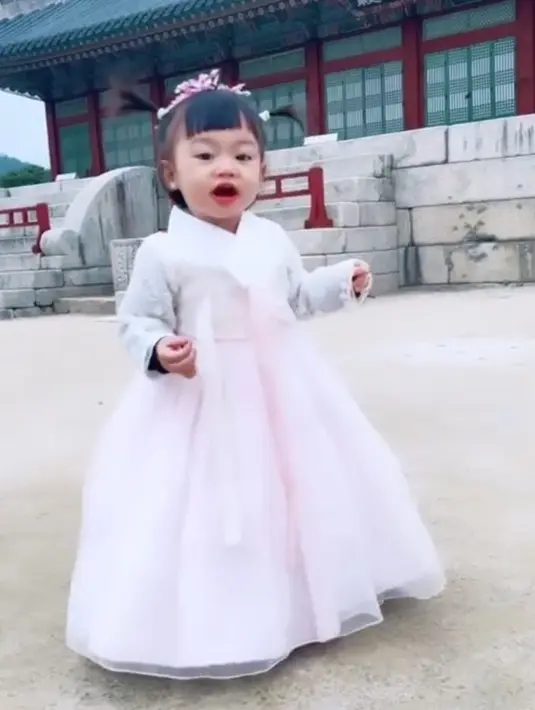 Anak pertama Felicya Angelista yaitu Graziella Bible tampil menggemaskan mengenakan hanbok warna pink dan putih. Rambutnya dihiasi aksesori khas perempuan Korea. [@felicyangelista_]