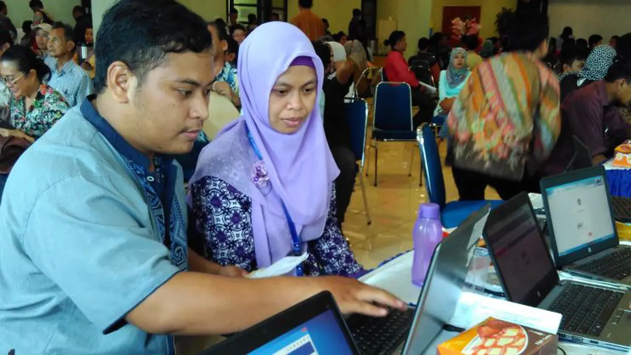 Ratusan Wajib Pajak tumpah ruah di Kantor Pelayanan Pajak (KPP) Pratama Tanah Abang Dua dan Tiga, Jakarta Pusat, Selasa (29/3/2016). 