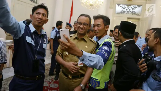 Transjakarta Capai 500 Ribu Penumpang per Hari, Anies - Sandi Sujud Syukur