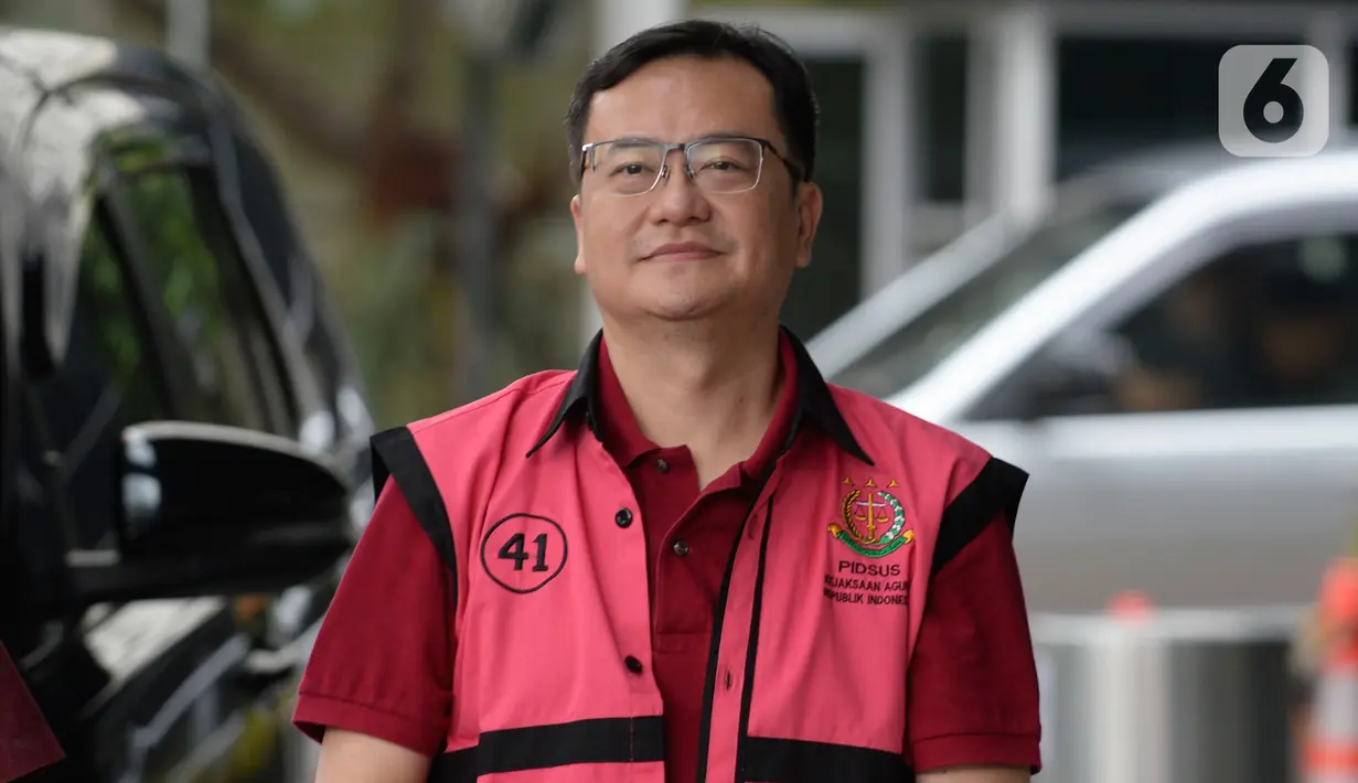 Komisaris PT Hanson International Tbk (MYRX), Benny Tjokrosaputro bersiap untuk menjalani pemeriksaan oleh penyidik Kejaksaan Agung di Gedung KPK, Jakarta, Jumat (31/1/2020). Benny diperiksa sebagai tersangka terkait kasus dugaan korupsi di PT Asuransi Jiwasraya (Persero). (merdeka.com/Dwi Narwoko)