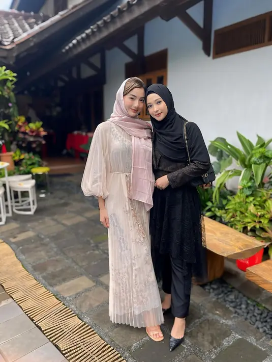 Dari sejumlah foto yang diunggah, potret bersama Poppy Bunga juga mencuri perhatian. Seperti diketahui, Glenca merupakan keponakan dari Poppy. Di momen Lebaran kali ini, mereka tampil memesona saat foto berdua. Jika Glenca memakai warna krem, Poppy lebih memilih hitam sebagai seragam baju lebarannya bersama suami dan anak-anaknya. (Liputan6.com/IG/@glencachysaraofficial)