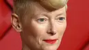 Tilda Swinton dengan teddy boy hair-nya yang menjadi momen di red carpet Fashion Awards 2022 ini.