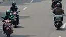 Pengendara motor nekat melawan arah saat melintas kawasan Matraman, Jakarta, Rabu (2/5). Perilaku tersebut membahayakan pengendara lain dan juga diri sendiri. (Liputan6.com/Herman Zakharia)