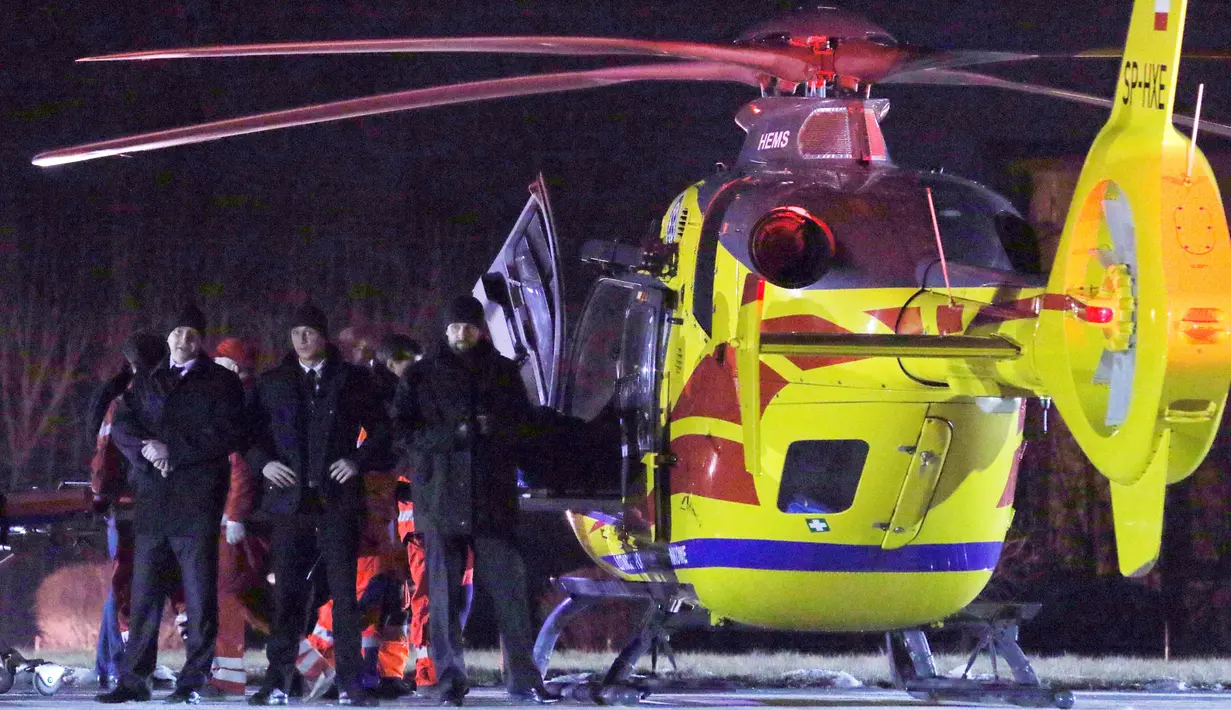Sebuah helikopter didatangkan untuk membawa PM Polandia, Beata Szydlo setelah terlibat kecelakaan mobil di Oswiecim, Jumat (10/2). PM Polandia mengalami cedera setelah sebuah mobil yang dikendarai pemuda 20 tahun menabrak limousinnya. (AP Photo)