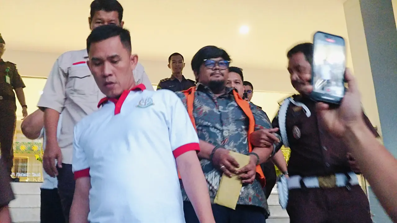 Kejati Riau menahan tersangka korupsi di PMI Riau.