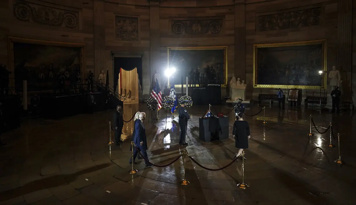 Presiden AS Joe Biden dan Ibu Negara Jill Biden tiba untuk memberi penghormatan kepada polisi yang tewas dalam kerusuhan Capitol Hill Brian Sicknick di Capitol Rotunda, Washington, Selasa (2/2/2021). Abu jenazah Sicknick dihadirkan dalam upacara ini. (Salwan Georges/The Washington Post via AP, Pool)
