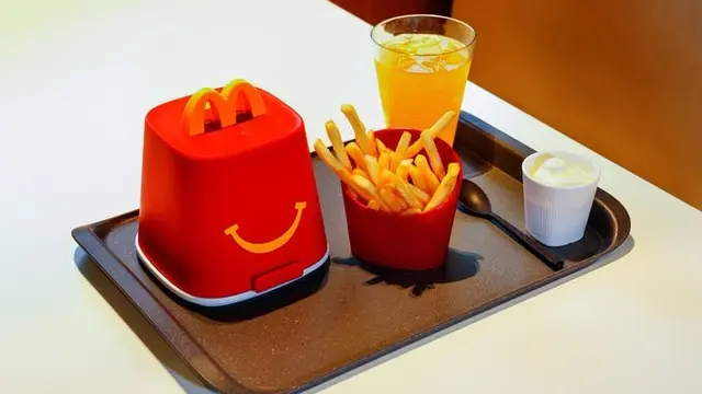 Penggunaan Kemasan Daur Ulang pada Kotak Happy Meal.