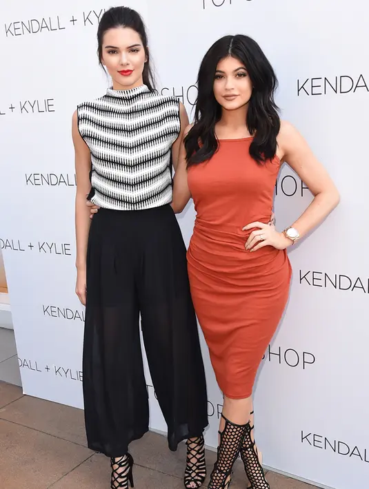 Adik tiri dari artis Kim Kadarshian, Kendall dan Kylie Jenner  selalu mendapat pujian dari penggemar karena terlihat kompak dan serasi di Red Carpet. Tak hanya itu mereka pun sering bertukar pendapat soal fashion.(AFP/Bintang.com)