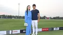 Penampilan Anisha Rosnah dengan formal look. Ia mengenakan blouse shirt dress yang sederhana berwarna biru, dipadukan dengan luxury handbag berwawrna putih yang serasi dengan sandal tingginya. [Foto: Instagram/anishaikkk]