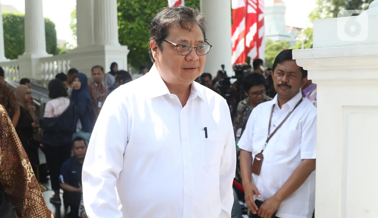 Ketua Umum Partai Golkar yang juga mantan Menteri Perindustrian Airlangga Hartarto meninggalkan Kompleks Istana Kepresidenan di Jakarta, Senin (21/10/2019). Menurut rencana, Presiden Jokowi akan memperkenalkan jajaran kabinet barunya kepada publik hari ini. (Liputan6.com/Angga Yuniar)