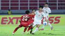 Pemain Vietnam U-17, Nguyen Van Duong (kedua kanan) menggiring bola melewati pemain Timnas Indonesia U-17 dalam laga Grup A Piala AFF U-17 2026 di Stadion Gelora Delta Sidoarjo, Sidoarjo, Jawa Timur, Minggu (19/04/2026). (Bola.com/M Iqbal Ichsan)