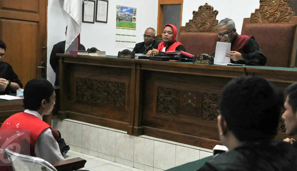 Majelis hakim Pengadilan Negeri Jakarta Selatan jatuhkan vonis 16 tahun penjara kepada Muhammad Prio Santoso pelaku pembunuhan Deudeuh Alfi Syahrin atau Tata Chubby, Jakarta, Senin (30/11/2015). (Liputan6.com/Yoppy Renato)