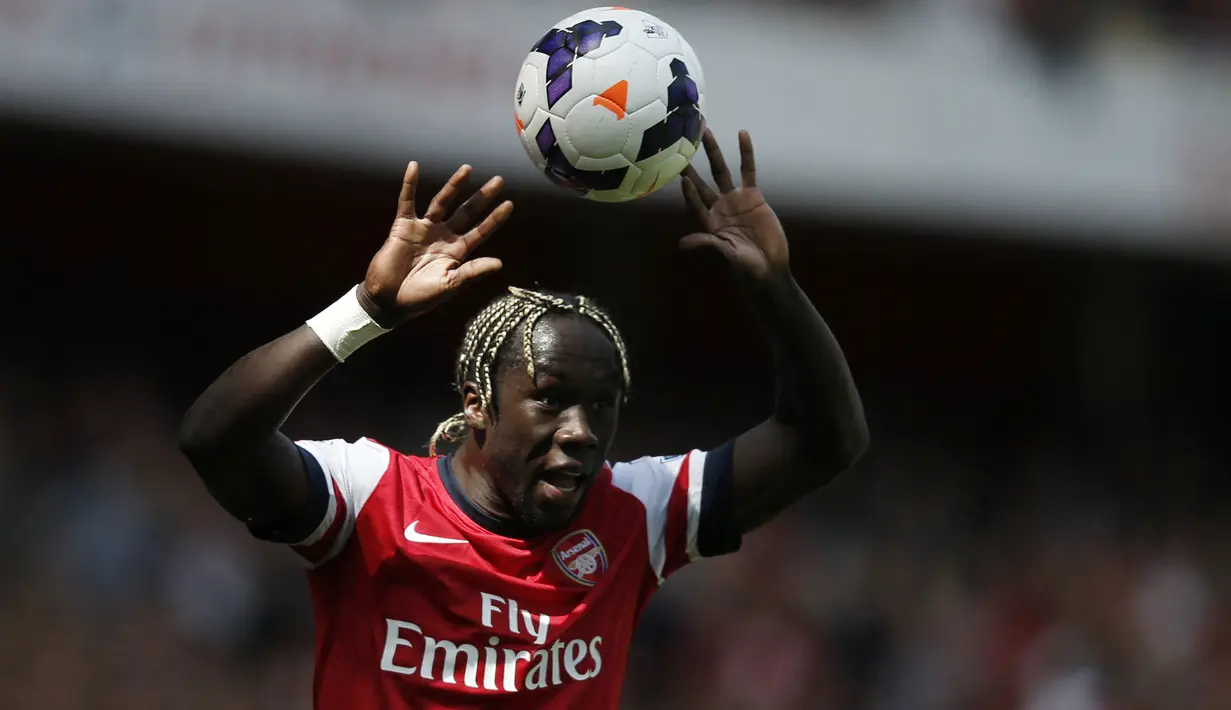 Bacary Sagna. Bek kanan Prancis yang telah memperkuat Arsenal selama 7 musim mulai 2007/2008 ini dilepas secara gratis ke Manchester City pada awal musim 2014/2015. Hal ini terjadi lantaran pihak Arsenal tidak menawarkan kontrak baru hingga habisnya masa kontrak. (AFP/Adrian Dennis)