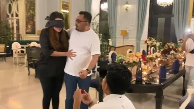 5 Momen Nurhidayat Mantan Pemain Timnas Saat Lamar Kekasih Ini Romantis