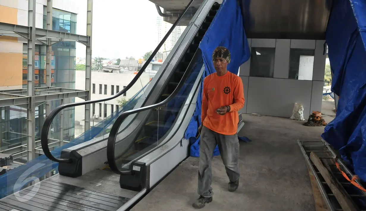 Pekerja menyelesaikan pemasangan eskalator di Halte Transjakarta di Cipulir, Jakarta, Minggu (16/4). Halte yang memiliki ketinggian sekitar 20 meter tersebut merupakan salah satu halte koridor XIII Ciledug-Tendean. (Liputan6.com/Helmi Afandi)