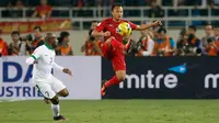 Penyerang Timnas Indonesia, Boaz Solossa, berusaha merebut bola dari pemain Vietnam pada laga semifinal Piala AFF di Stadion My Dinh, Hanoi, Kamis (7/12/2016). Indonesia lolos dengan agregat 4-3. (Bola.com/Peksi Cahyo)