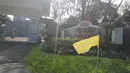 Bendera kuning saat akan memasuki rumah duka berada di pintu gerbang masuk komplek tempat tinggal artis yang merintis karier sejak tahun 1960 ini. [Foto; Kapanlagi.com/Budy Santoso]