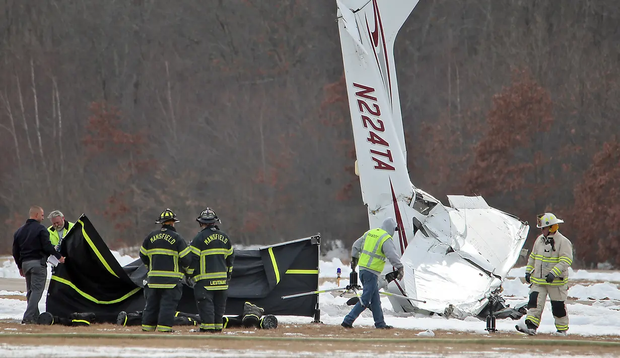 Tim penyelamat bekerja di lokasi kecelakaan pesawat kecil di Bandara Kota Mansfield, Massachusetts, AS, Sabtu (23/2). Kecelakaan menewaskan dua orang. (Matthew J. Lee/The Boston Globe via AP)