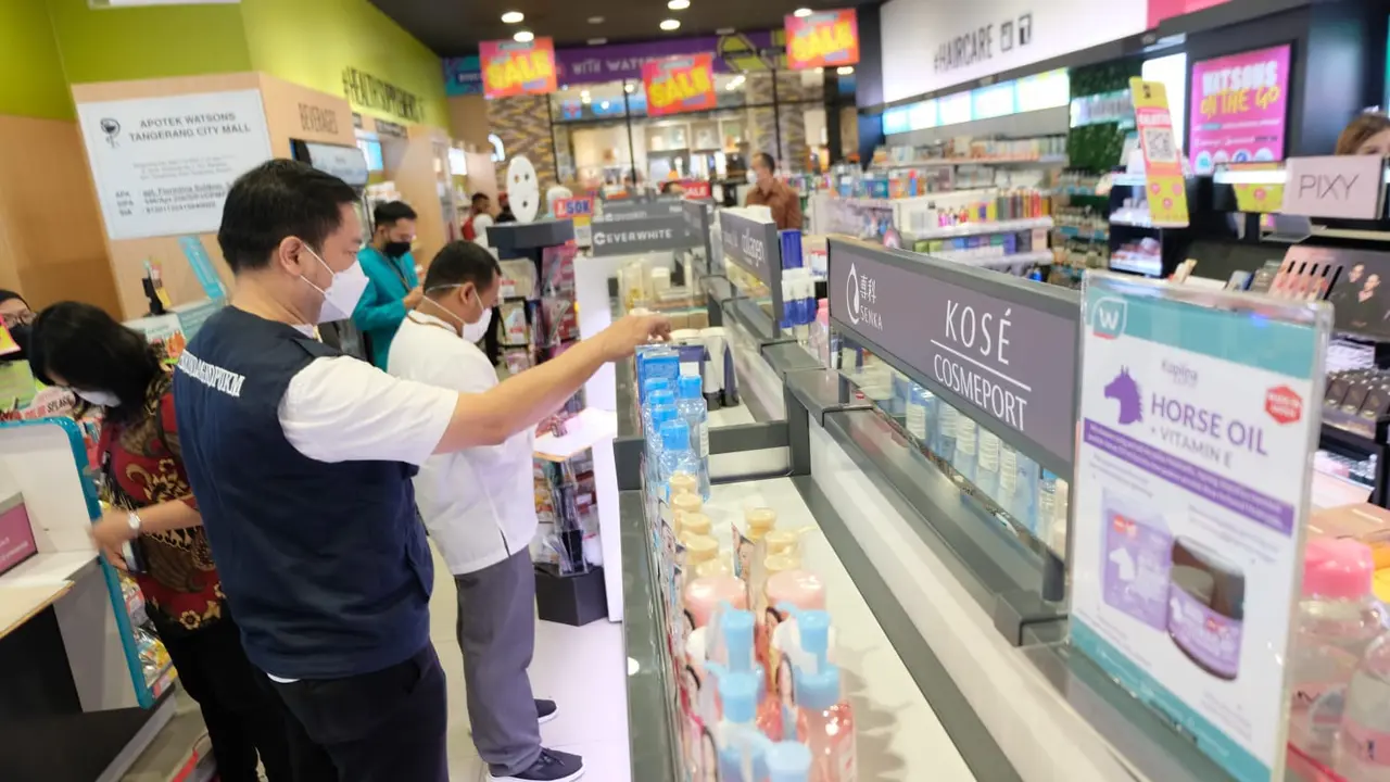 Sidak Dinas Perindustrian, Perdagangan, Koperasi dan UKM Kota Tangerang bersama Badan Besar Pengawas Obat dan Makanan (BPOM) Banten. (Liputan6.com/Pramita Tristiawati)
