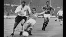 Legenda timnas Inggris, Jimmy Greaves (kiri) berada pada urutan keempat top scorer Inggris, Jimmy Greaves telah mengoleksi 44 gol selama berkostum timnas. Gol pertama Jimmy Greaves terjadi pada 17 May 1959 dan menutupnya pada 24 May 1967.  (AFP/STRINGER)