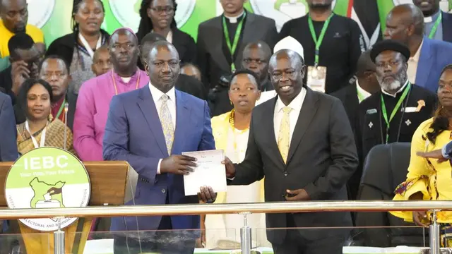 William Ruto, dan wakilnya Rigathi Gachagua, menunjukkan sertifikat setelah pengumuman dalam pemilihan presiden di Center di Bomas, Nairobi, Kenya, Senin, 15 Agustus 2022. (AP Photo/ Sayyid Abdul Azim)