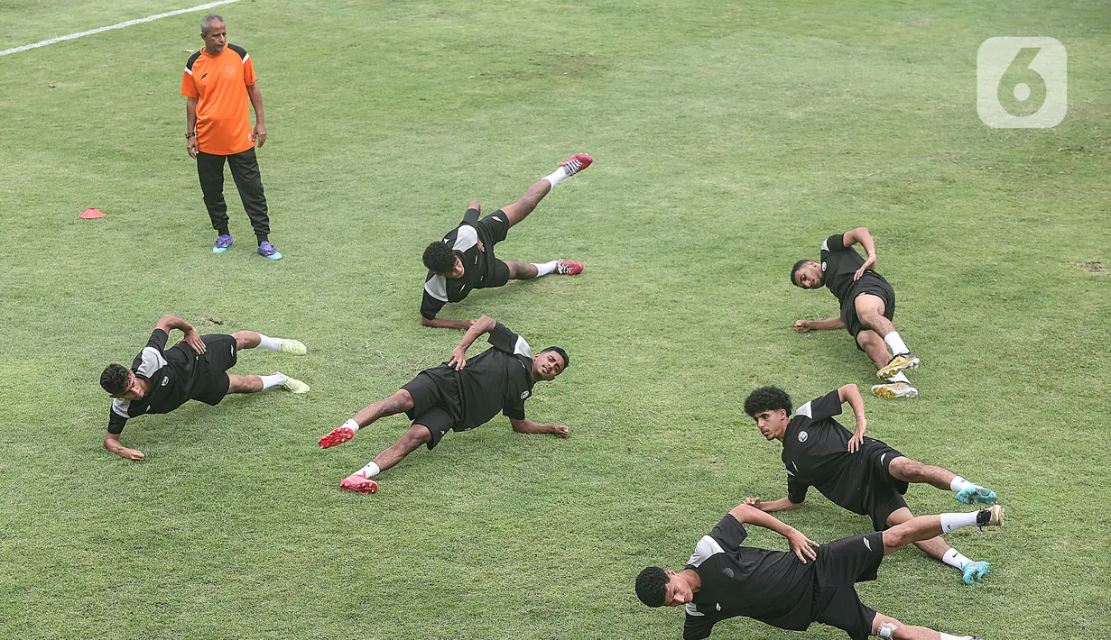Sejumlah pesepak bola timnas Yaman U-20 mengikuti sesi latihan resmi di Lapangan B Kompleks Gelora Bung Karno, Jakarta, Selasa (24/9/2024). (Liputan6.com/Angga Yuniar)