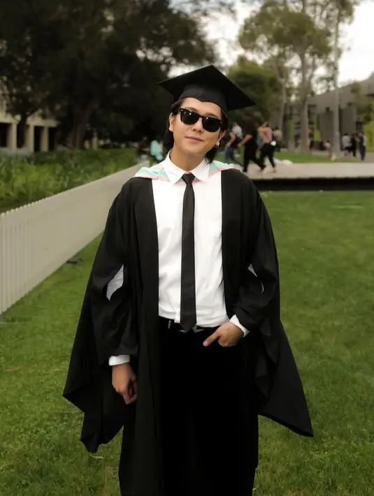 Saat wisuda, Iqbaal tampil menawan dengan mengenakan toga dan jubah hitam serasi dengan dasi hitamnya. Dengan inner kemeja putih.  [@jozz-felix]