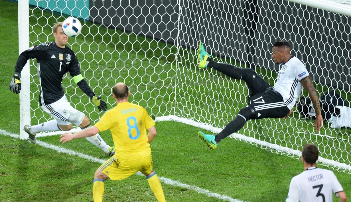 Bek Jerman, Jerome Boateng, menghalau bola yang hampir masuk ke gawangnya saat melawan Ukraina pada laga Grup C Piala Eropa 2016 di Stade Pierre-Mauroy, Senin (13/6/2016) dini hari WIB. (AFP/Denis Charlet)
