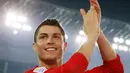 5. Cristiano Ronaldo - Meski belum resmi, bintang Real Madrid ini membuka peluang untuk kembali ke Manchester United. Dugaan kasus pajak yang membelitnya membuat CR 7 jenuh dan ingin meninggalkan Spanyol. (AFP/Ken Shimizu) 